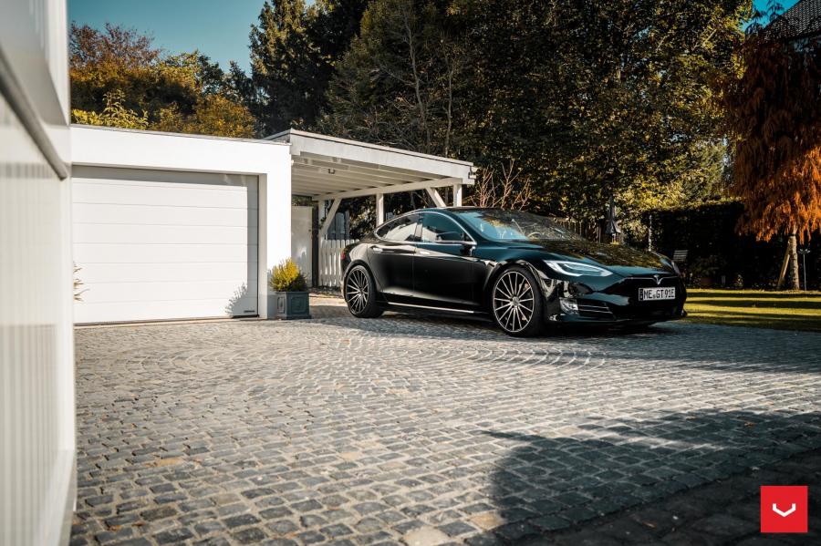  Tesla Model S on Vossen Wheels (VFS-2) 2018 года  (фото 30 из 43)